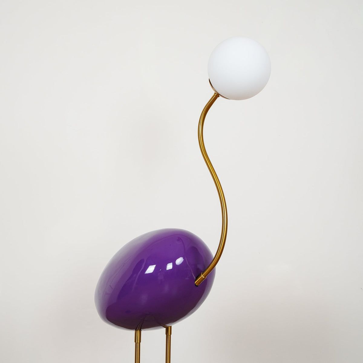 Lámpara de pie pájaro Zancalia – detalle del cuello curvo y el globo