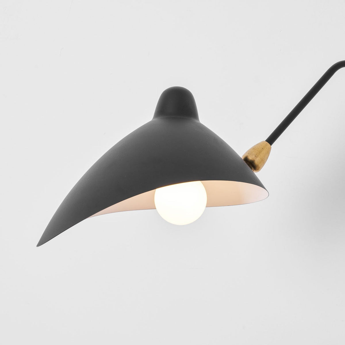 Aplique de pared con brazos articulados Zancora en un salón mid-century – imagen 19