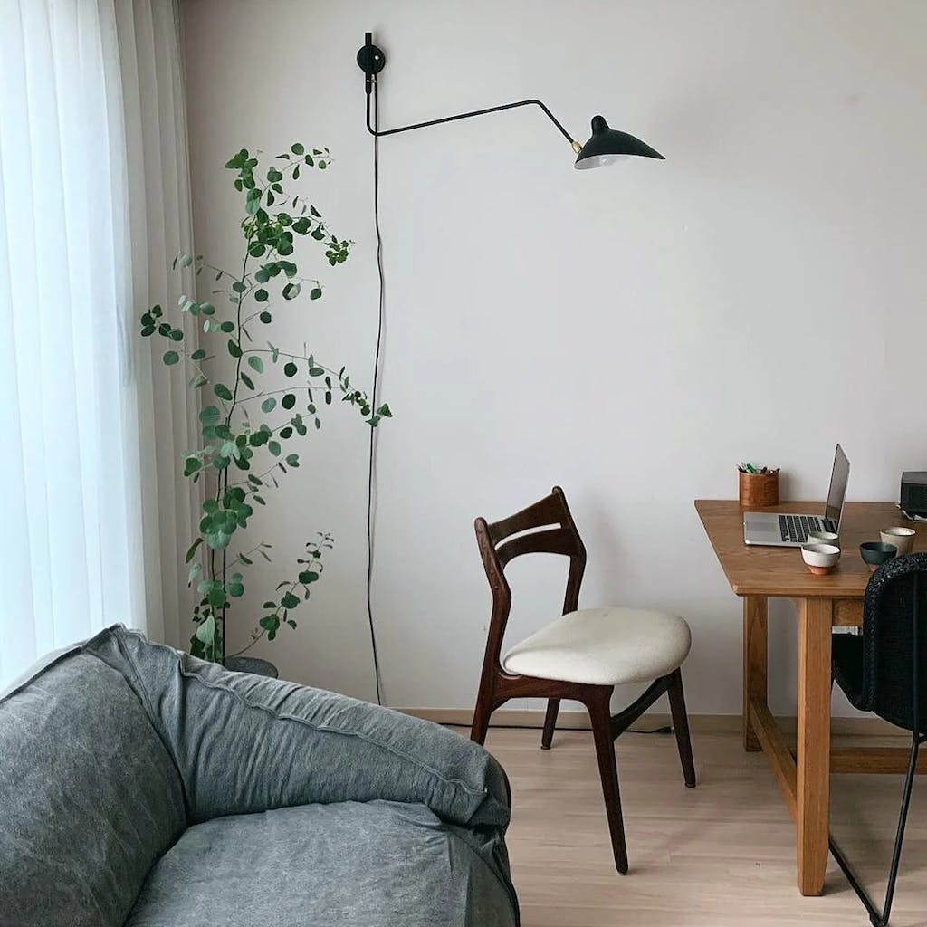 Aplique de pared con brazos articulados Zancora en un salón mid-century – imagen 3