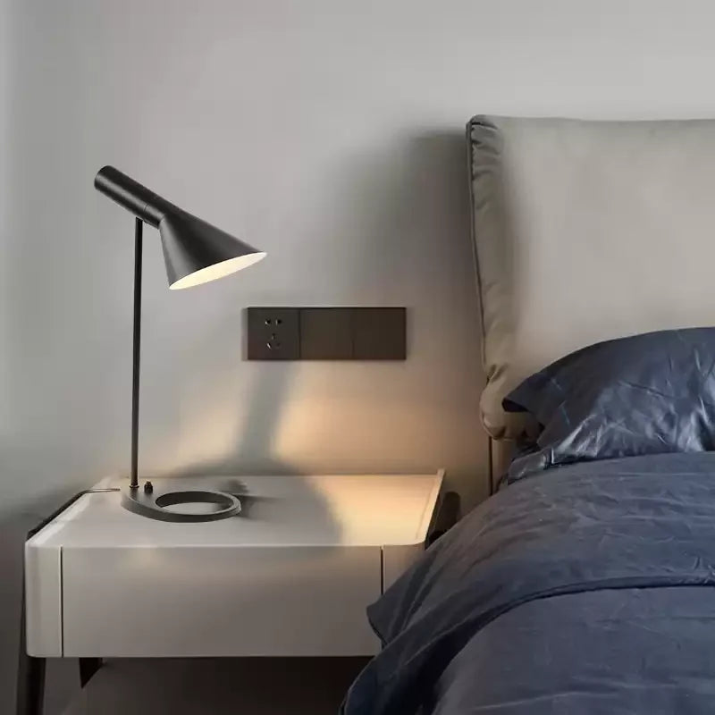 Lámpara de mesa de metal direccional Zarino sobre un escritorio junto a la ventana – imagen 2