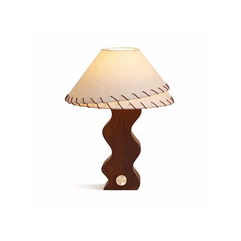 Lámpara de mesa de madera ondulada Zigala – en nogal con pantalla blanca