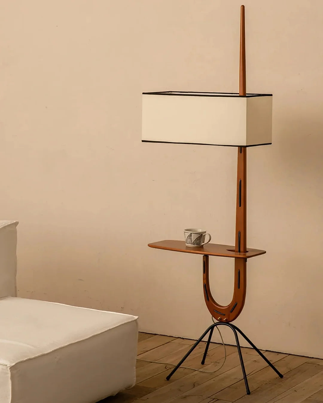 Lámpara de pie con mesita Zirafa en un salón de estilo moderno – imagen 4
