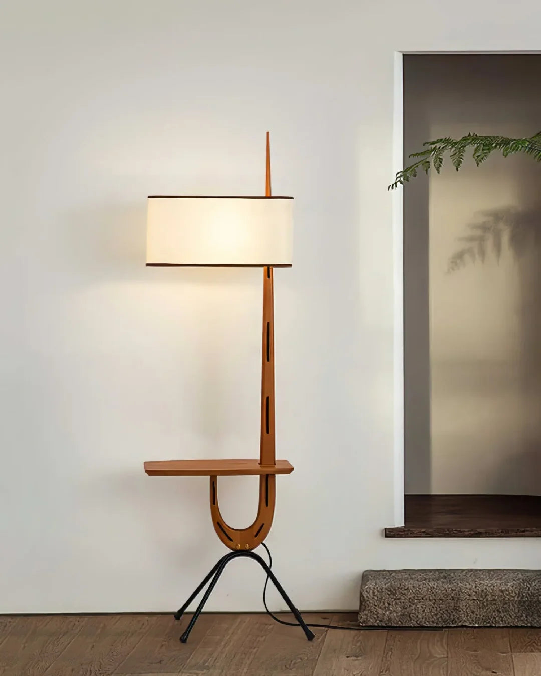 Lámpara de pie con mesita Zirafa en un salón de estilo moderno – imagen 8