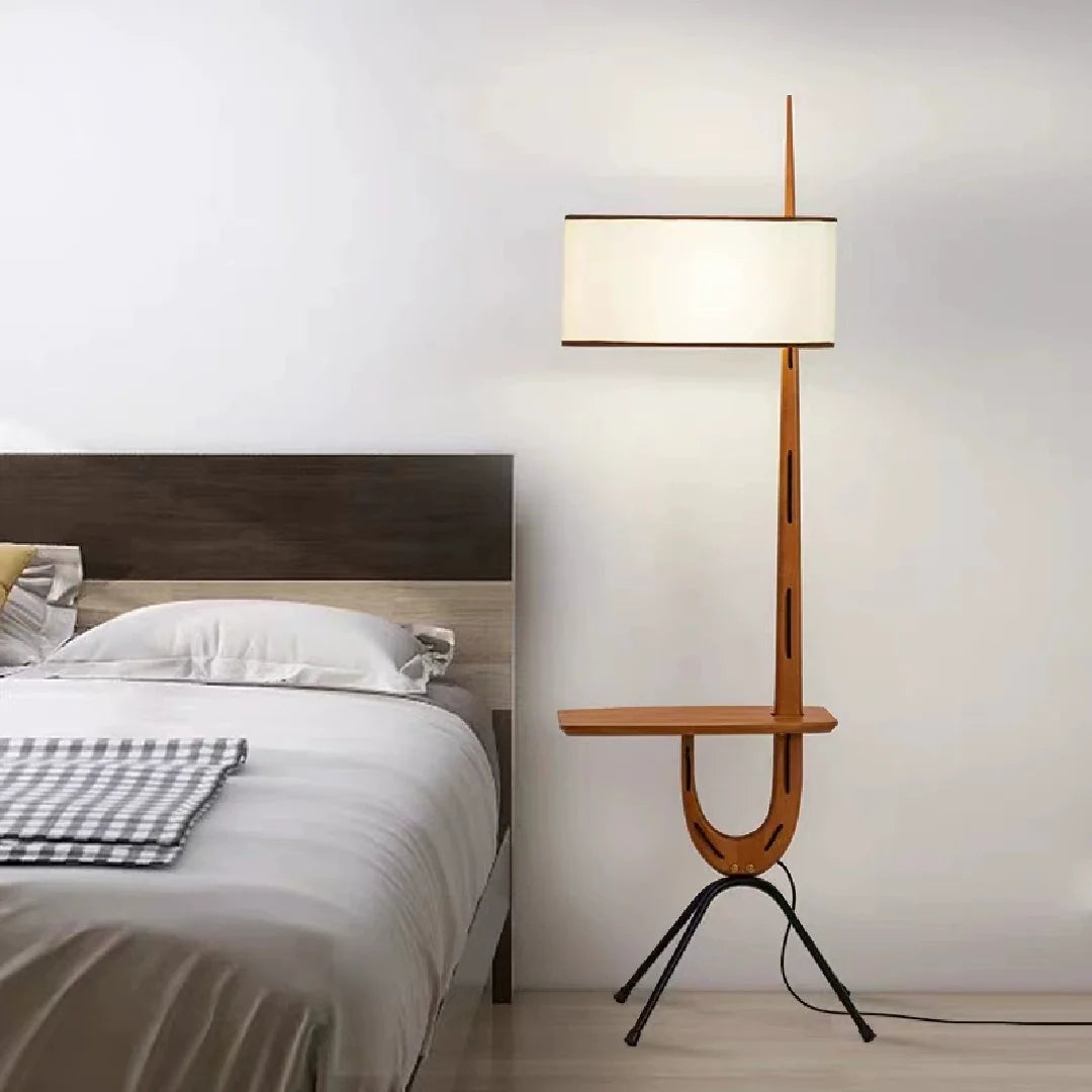 Lámpara de pie con mesita Zirafa – junto a la cama en un dormitorio