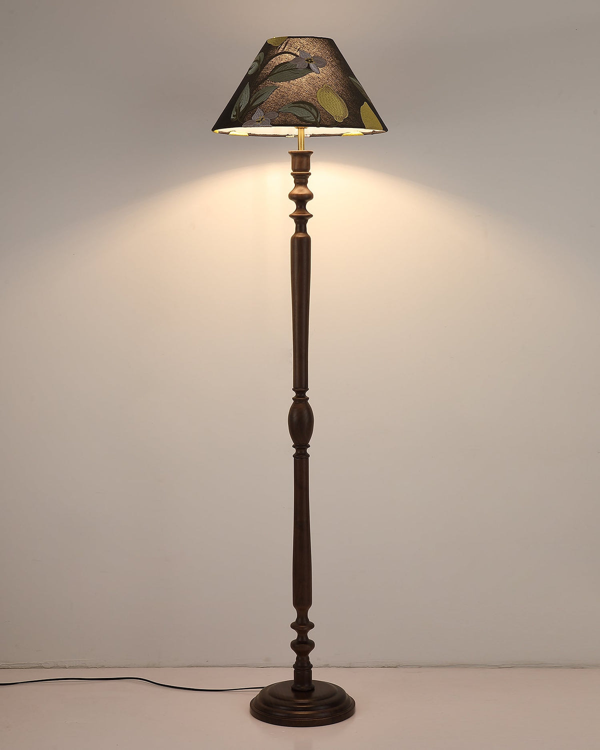 Lámpara de pie de madera Zitrela con pantalla bordada – imagen 4