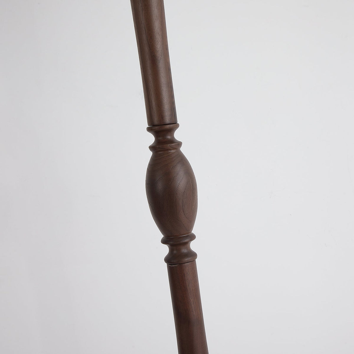 Lámpara de pie de madera Zitrela con pantalla bordada – imagen 12