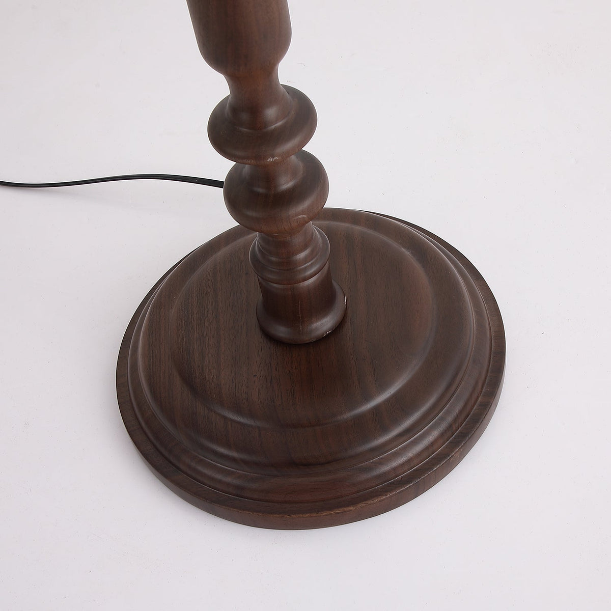 Lámpara de pie de madera Zitrela – detalle de la base de madera torneada