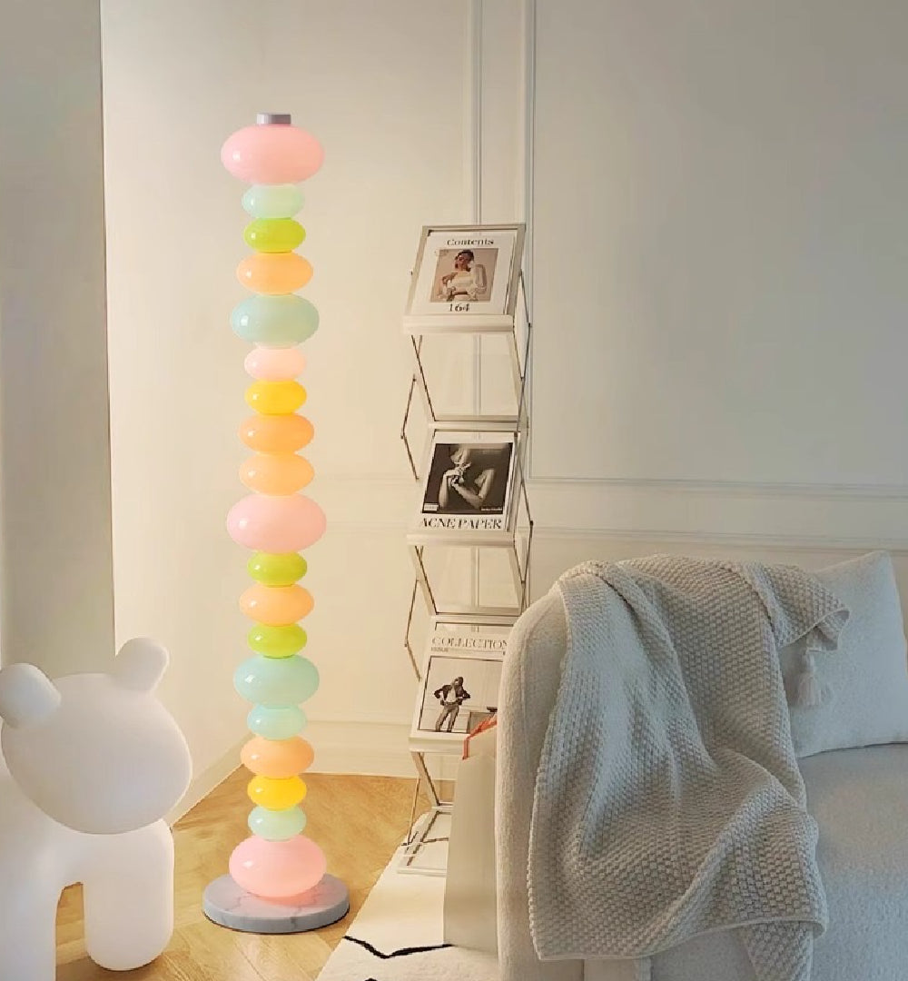 Lámpara de pie de cristal de colores Zucara en un salón luminoso – imagen 7