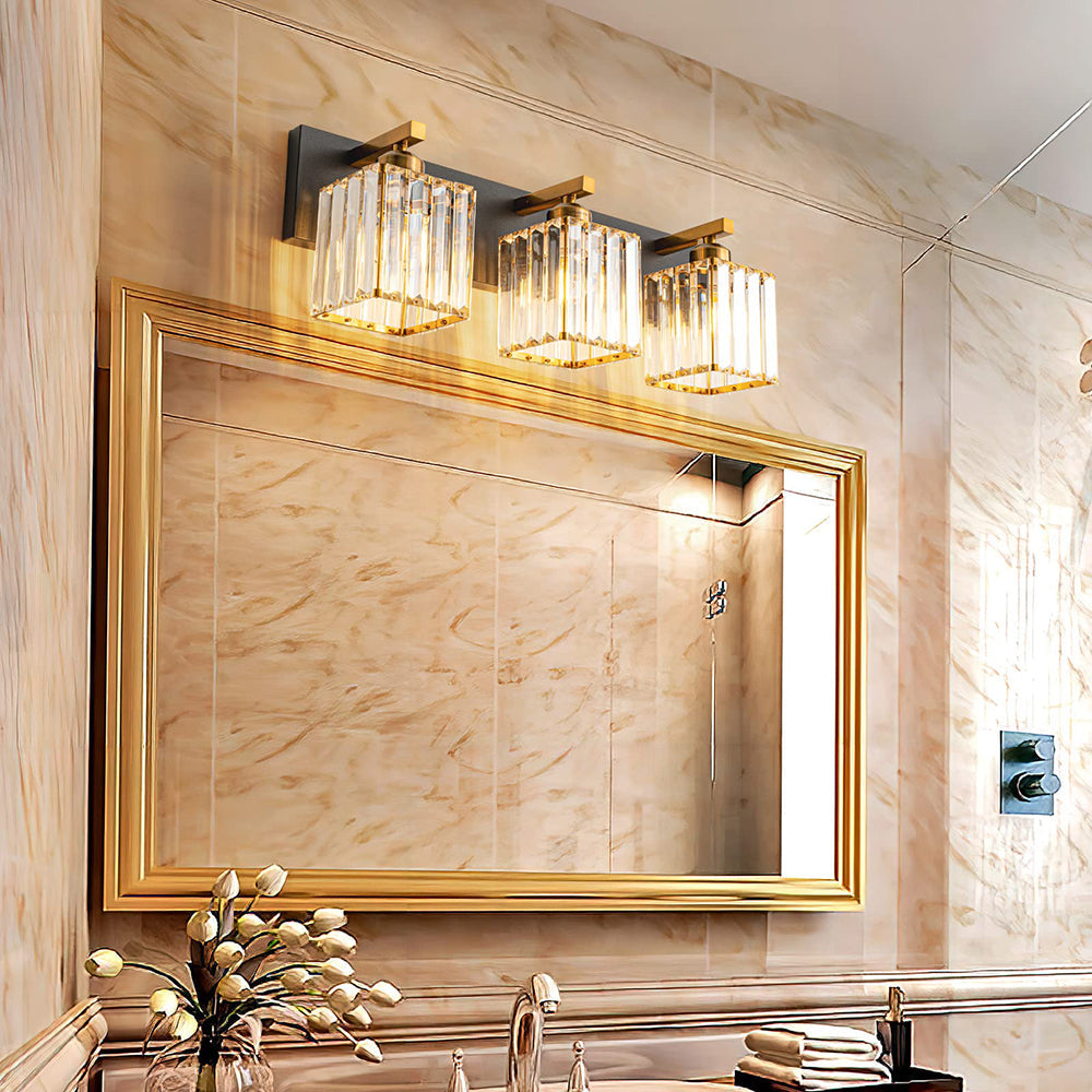 Aplique de pared para espejo con cristal Pirsela – 3 luces sobre un espejo dorado