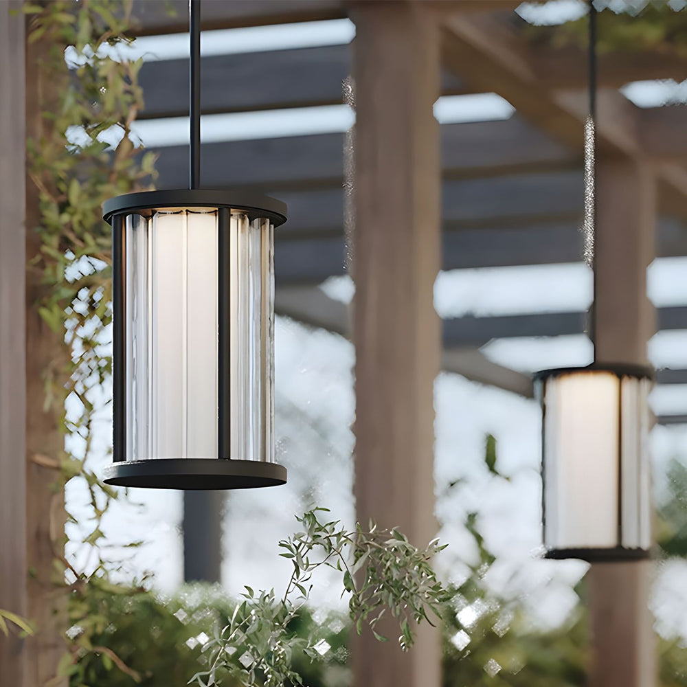 Baliza de jardín LED Isaluz – versión colgante bajo una pérgola
