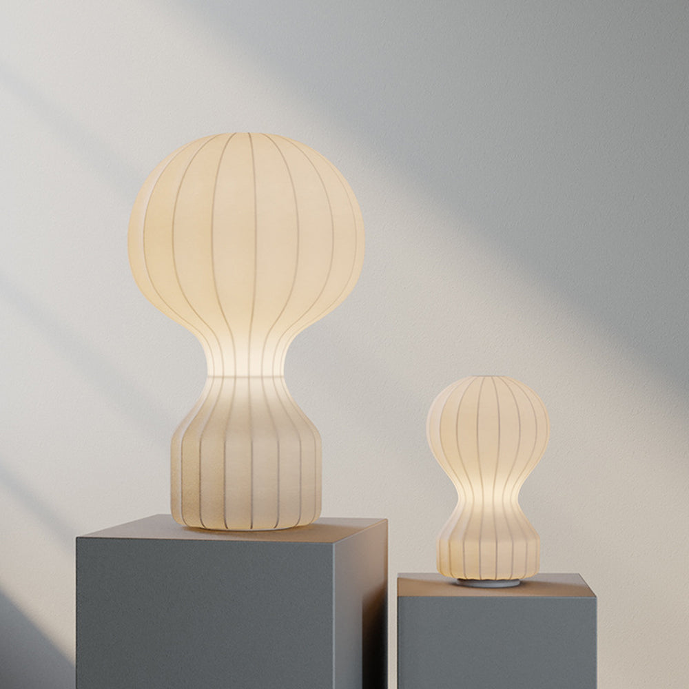 Lámpara de mesa de seda artificial Zulena – tamaño mediano encendida