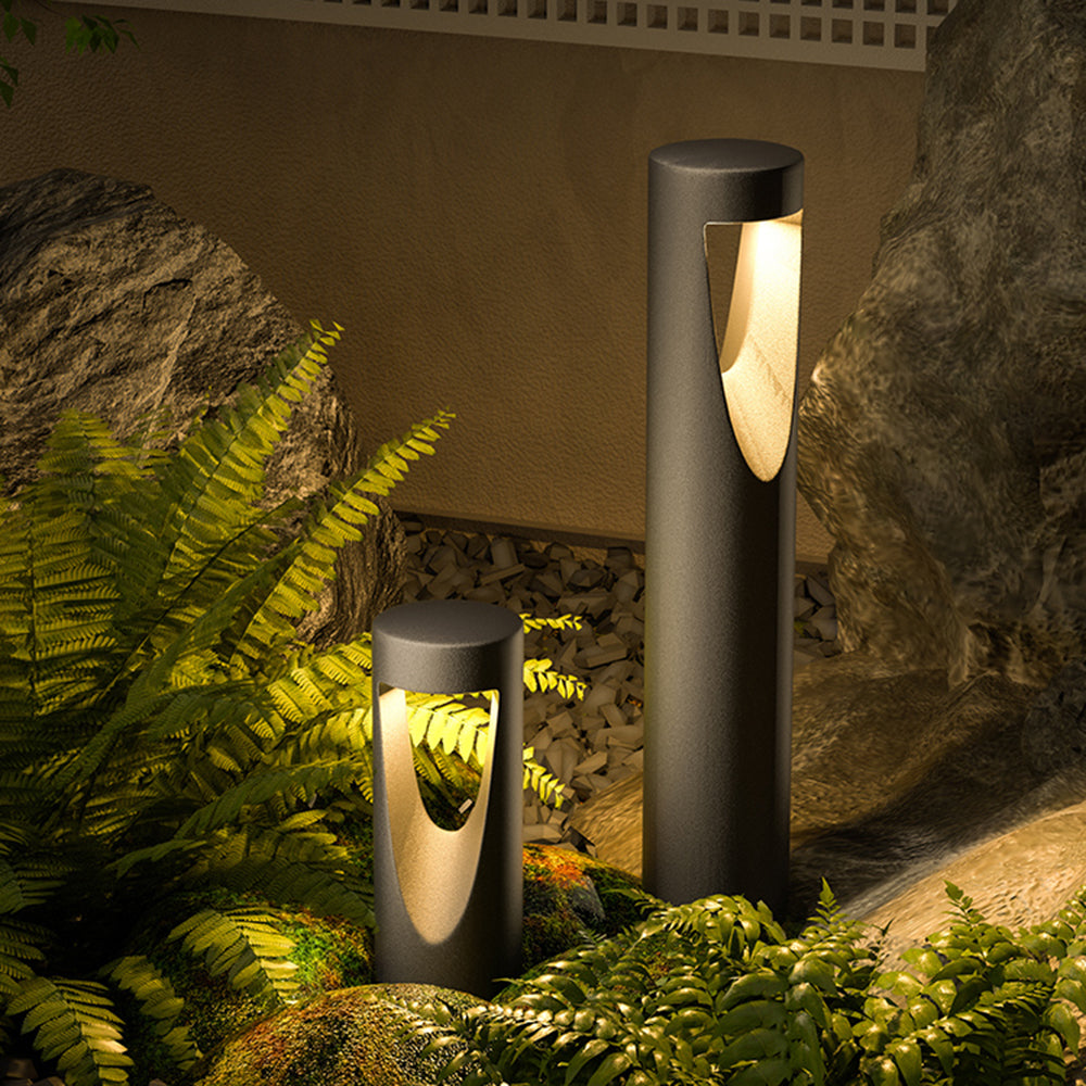 Baliza de jardín LED Necala – dos alturas entre helechos