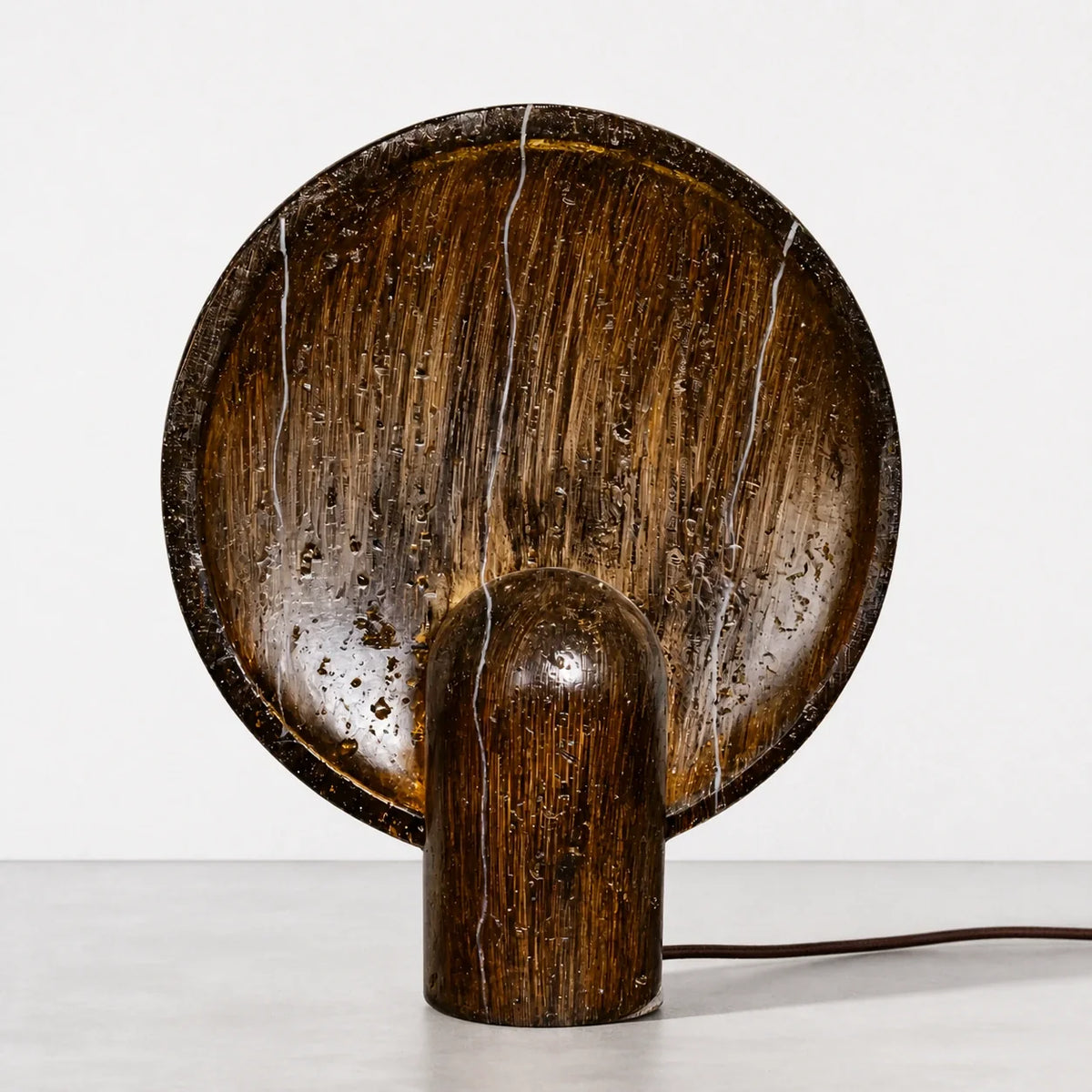 Lámpara de mesa con disco Nemora – madera oscura