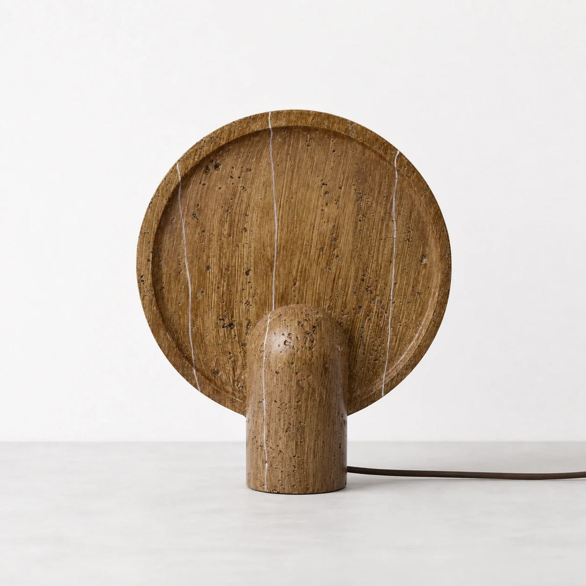 Lámpara de mesa con disco Nemora – madera natural