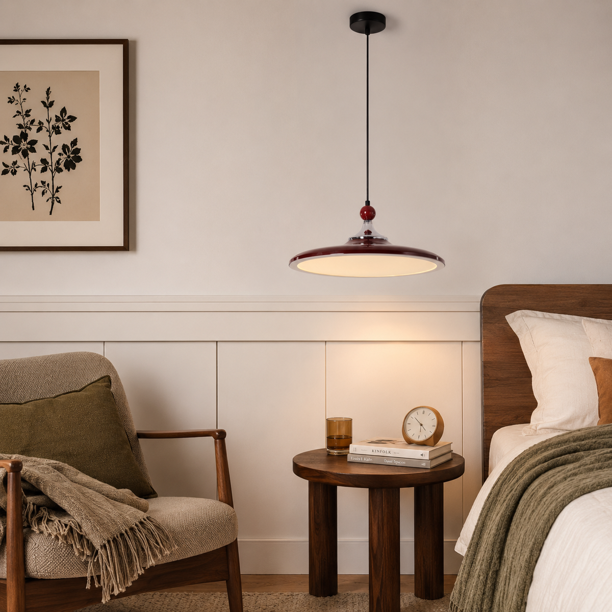 Lámpara colgante roja Carmesa – en un dormitorio junto a la cama