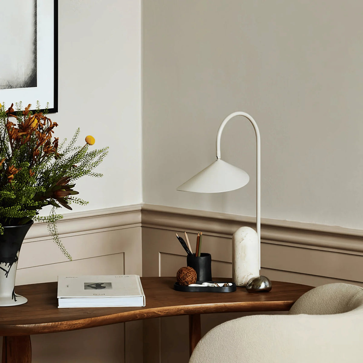 Lámpara de mesa de arco Lemira con base de mármol en un salón de estilo nórdico – imagen 6