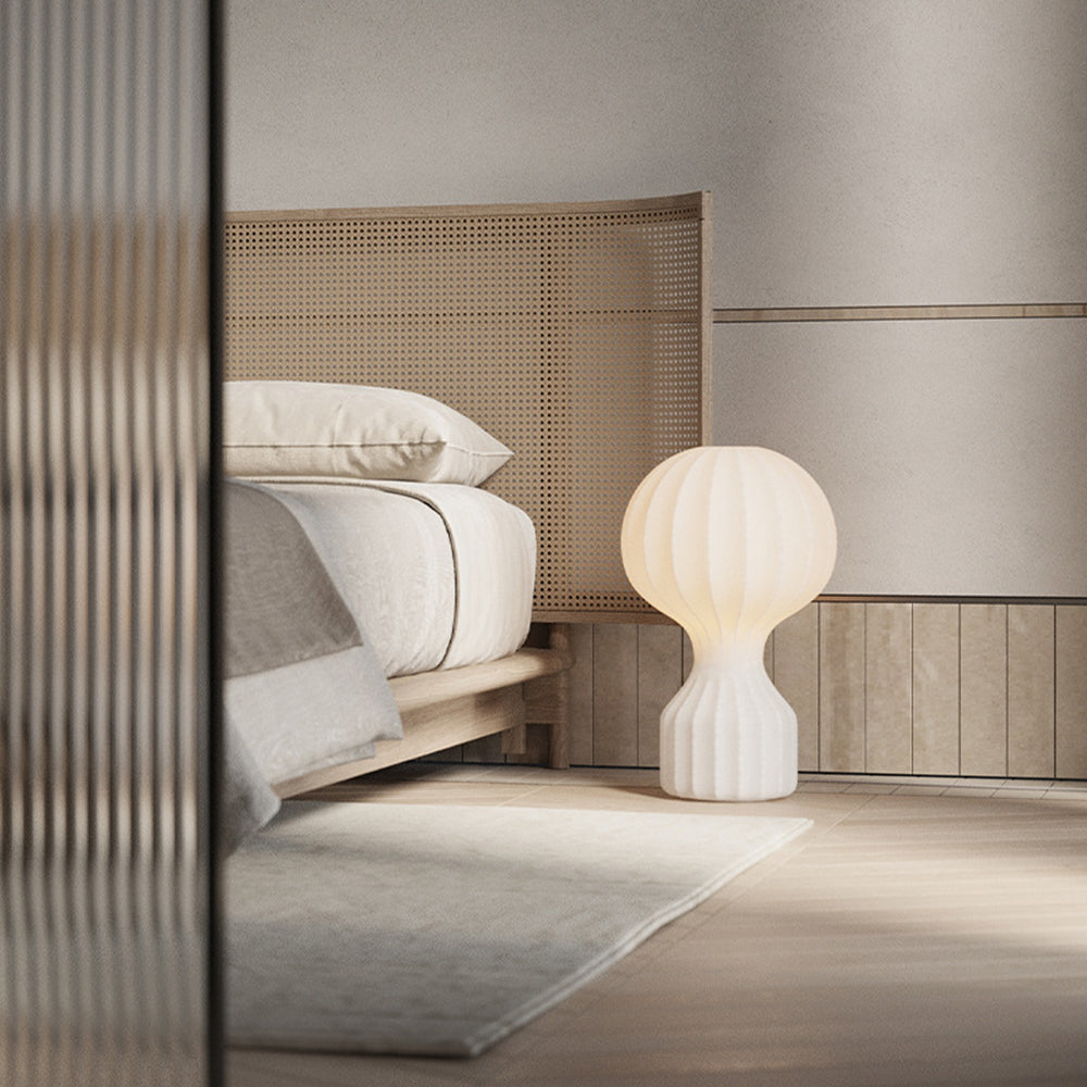 Lámpara de mesa de seda artificial Zulena sobre una mesita de noche junto a la cama – imagen 8