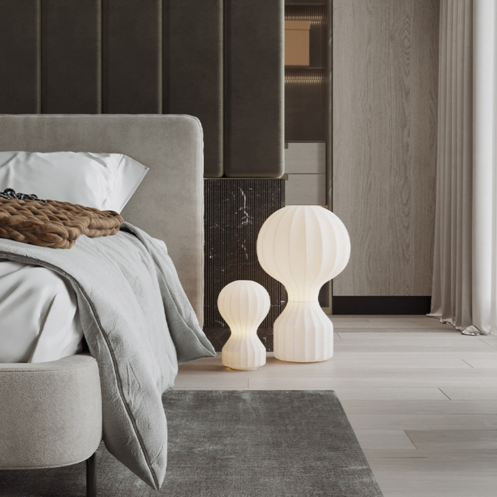 Lámpara de mesa de seda artificial Zulena sobre una mesita de noche junto a la cama – imagen 7