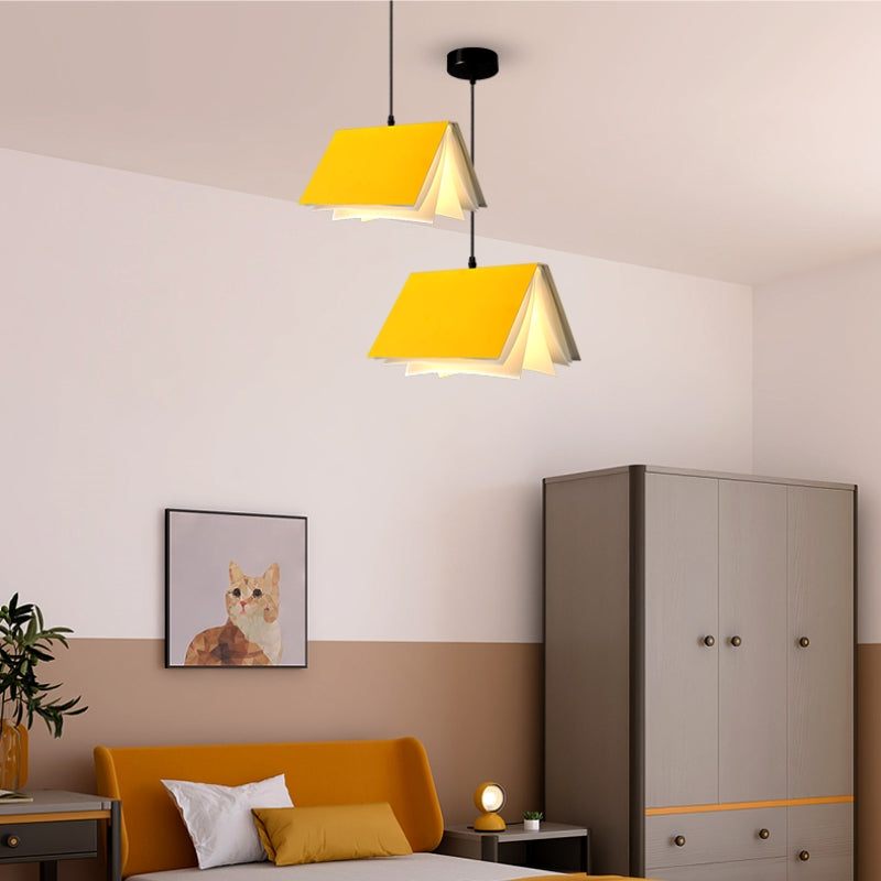 Lámpara colgante en forma de libro Folira en un dormitorio infantil – imagen 16
