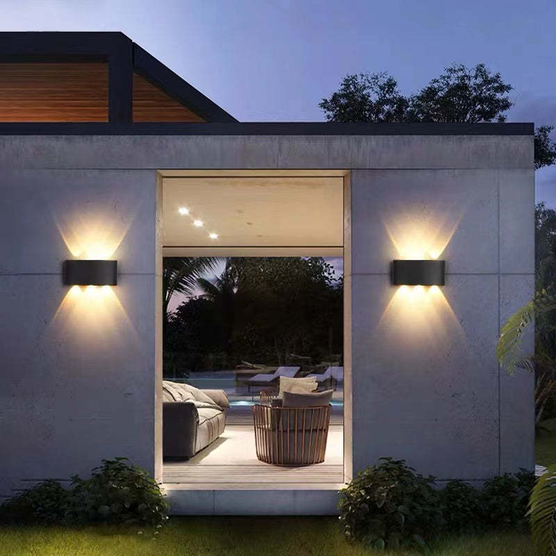 Aplique de pared LED arriba y abajo Fulgara en una fachada iluminada – imagen 16