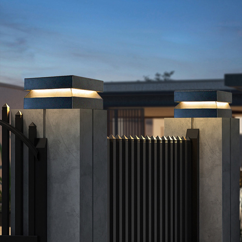 Lámpara de pilar exterior LED Nuvisa sobre un pilar de entrada al anochecer – imagen 8