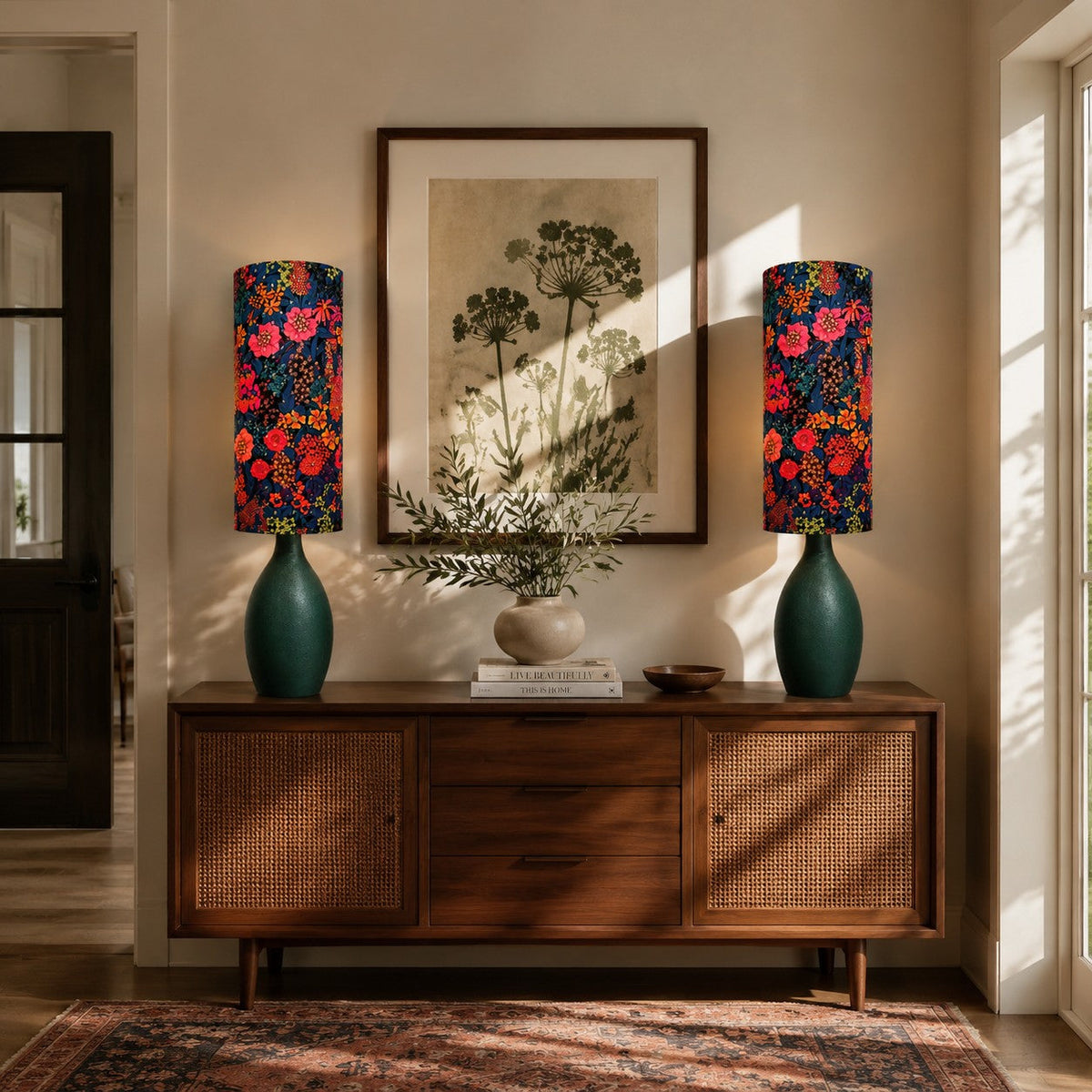 Lámpara de mesa de cerámica Zinara – pareja de lámparas con pantalla floral roja sobre un aparador