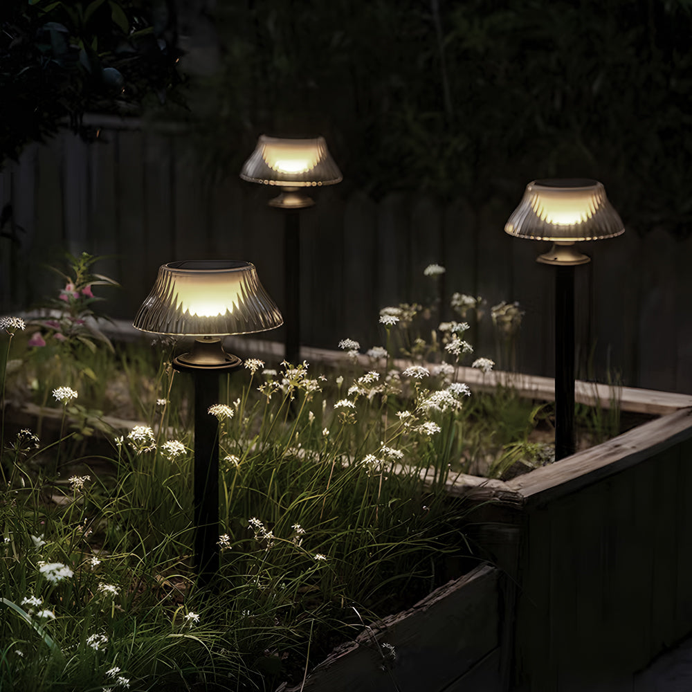 Estaca solar de jardín Olesta – tres estacas encendidas en un parterre