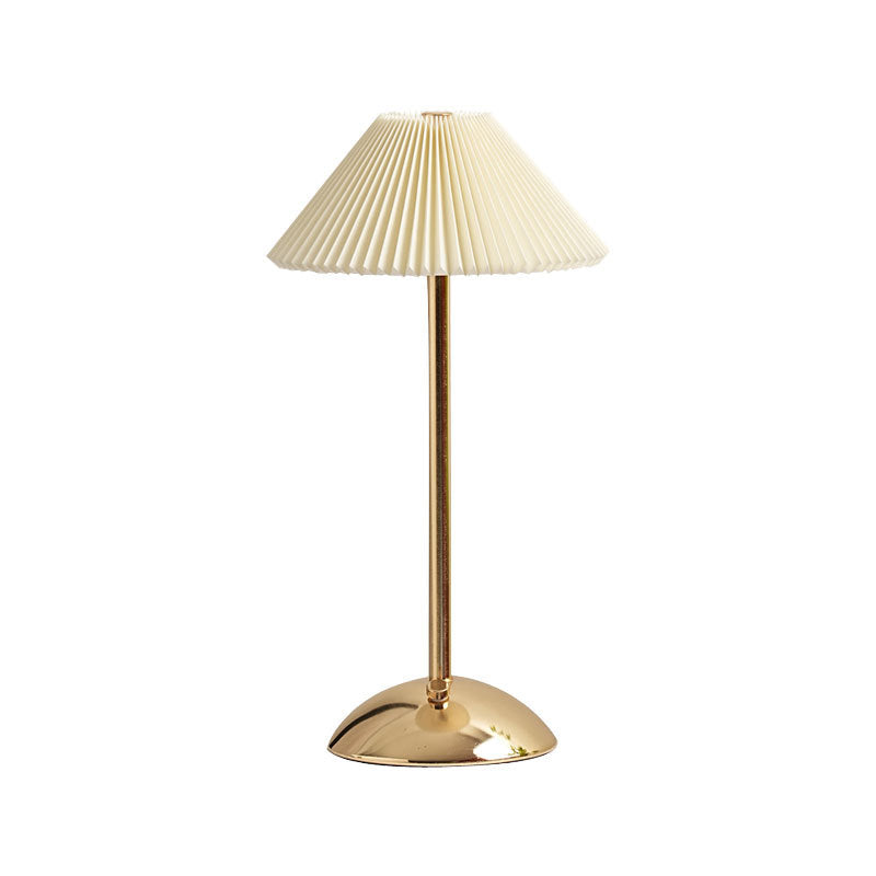 Lámpara de mesa recargable Delisa con pantalla plisada sobre una mesita – imagen 19