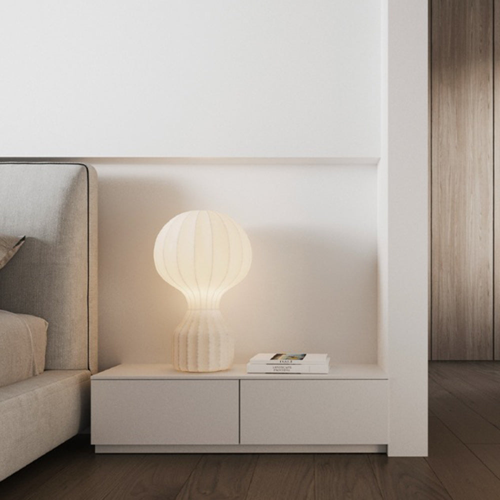 Lámpara de mesa de seda artificial Zulena sobre una mesita de noche junto a la cama – imagen 5