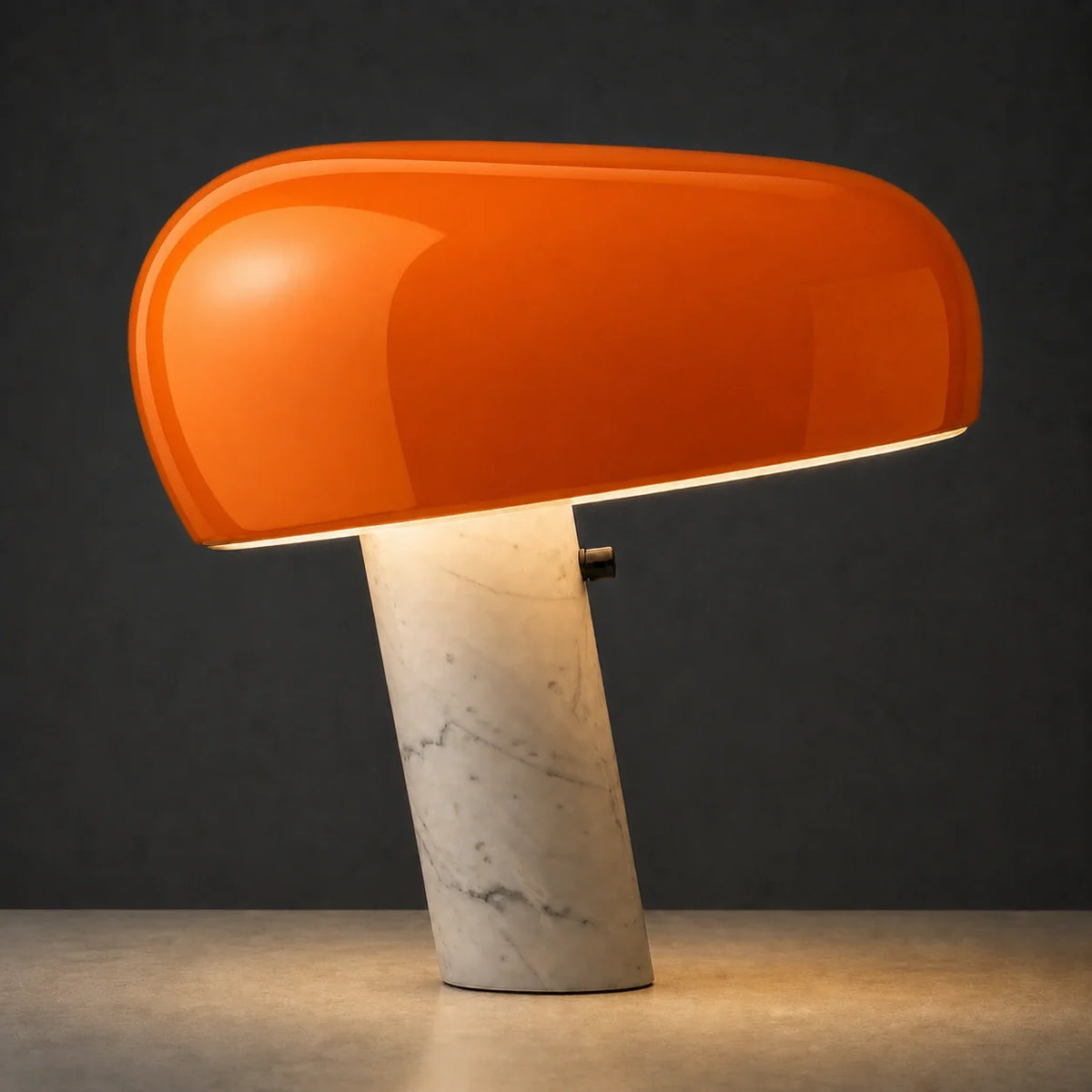 Lámpara de mesa de mármol Mocora sobre una mesa de trabajo – imagen 10