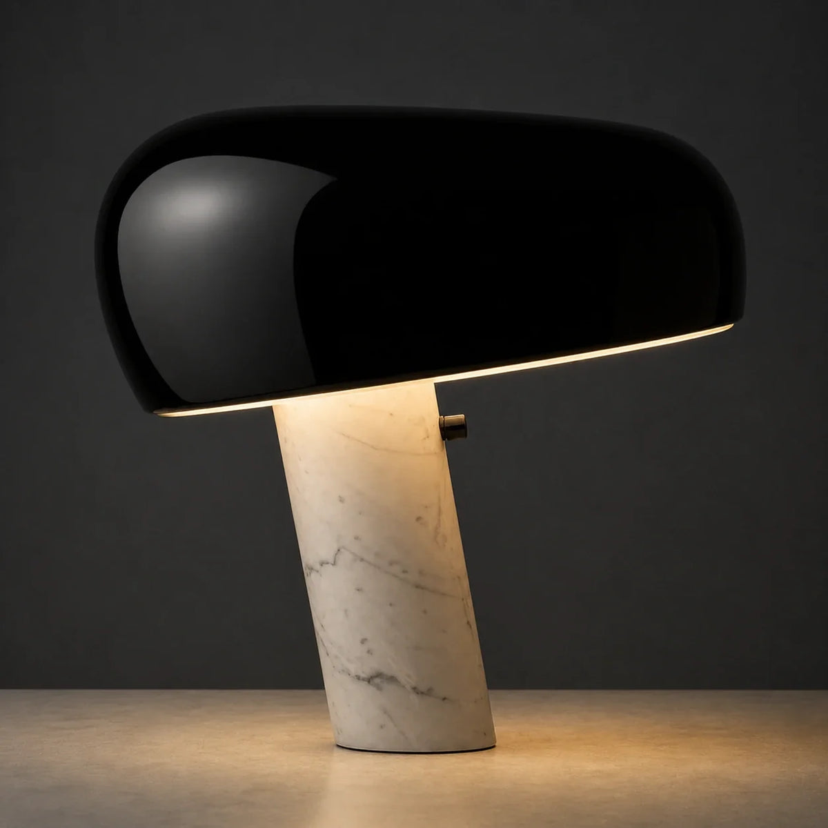 Lámpara de mesa de mármol Mocora sobre una mesa de trabajo – imagen 2