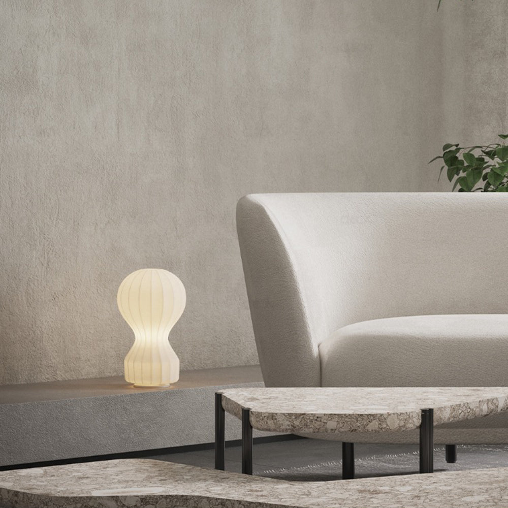 Lámpara de mesa de seda artificial Zulena sobre una mesita de noche junto a la cama – imagen 6