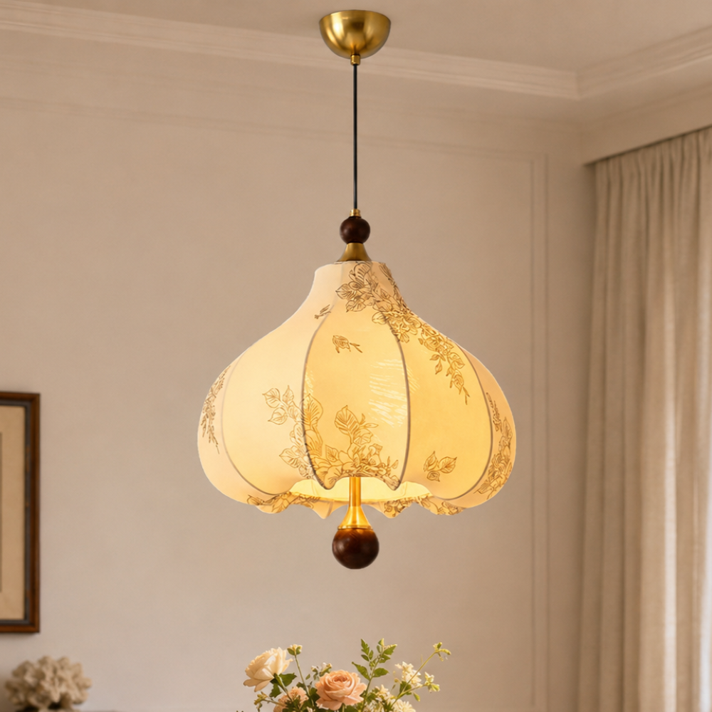 Lámpara colgante de tela floral Gardela – encendida en un salón clásico