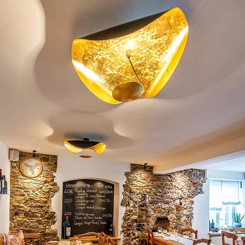 Lámpara colgante en forma de hoja Lotena sobre una mesa de comedor – imagen 7