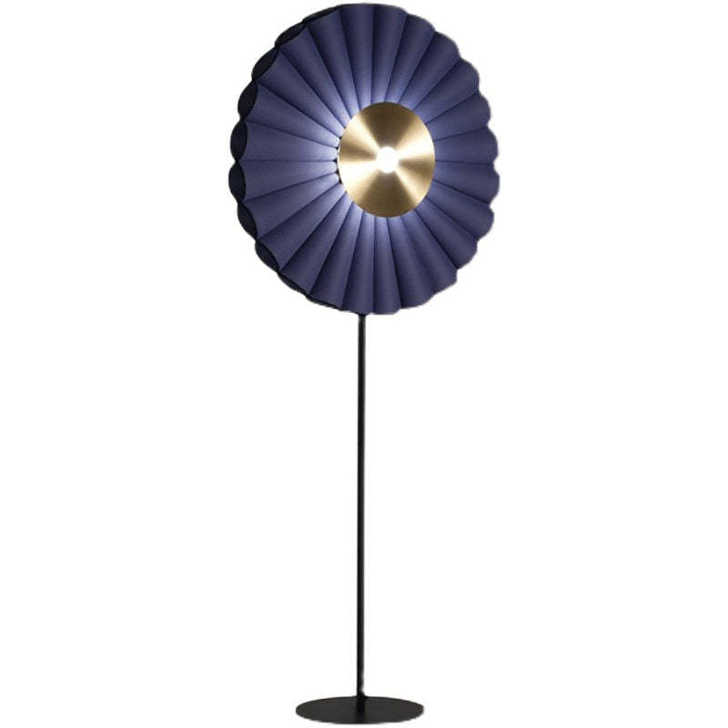 Lámpara de pie LED con disco plisado Zirena – azul sobre fondo blanco