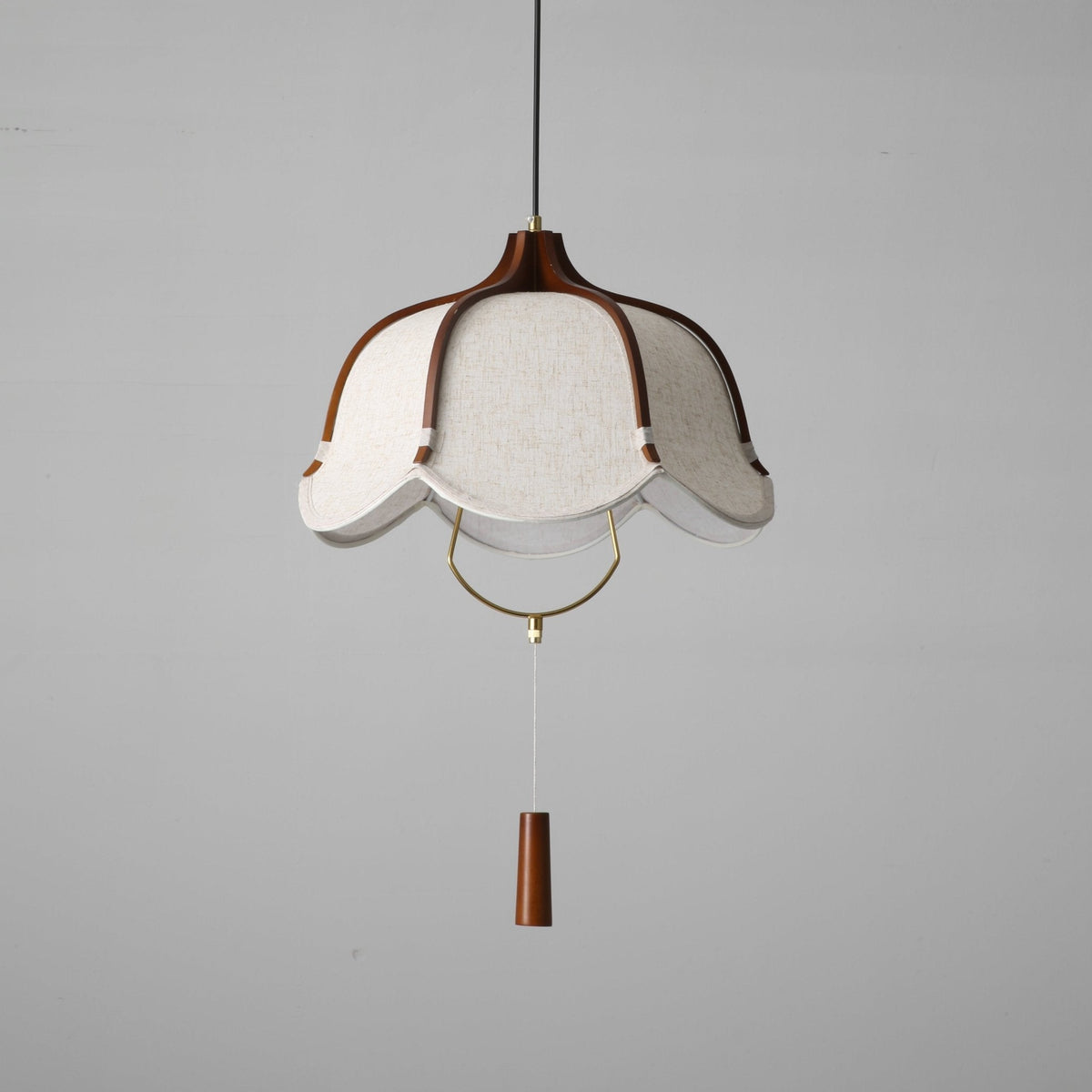 Lámpara colgante de tela y madera Floriela sobre una mesa de comedor – imagen 16