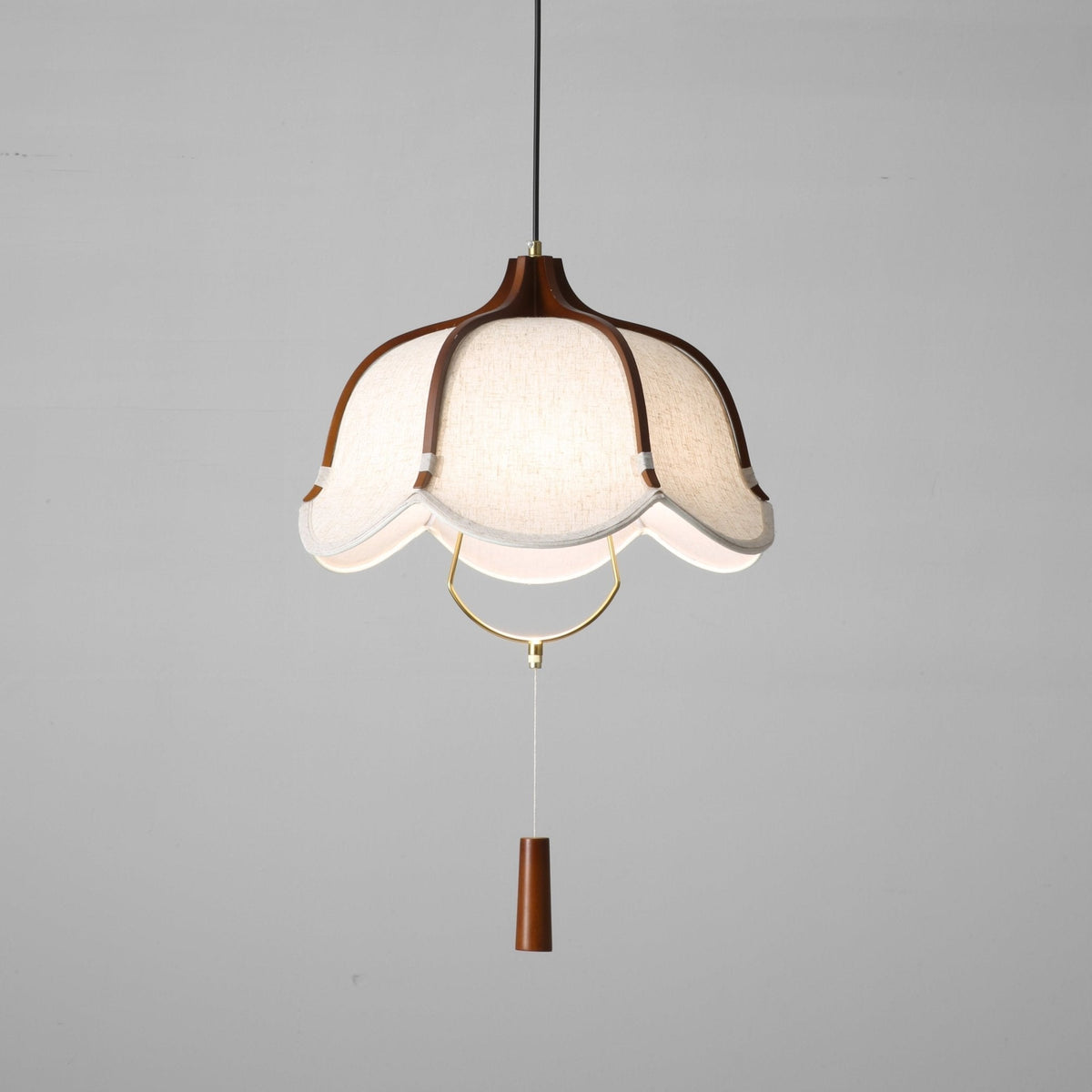 Lámpara colgante de tela y madera Floriela sobre una mesa de comedor – imagen 17
