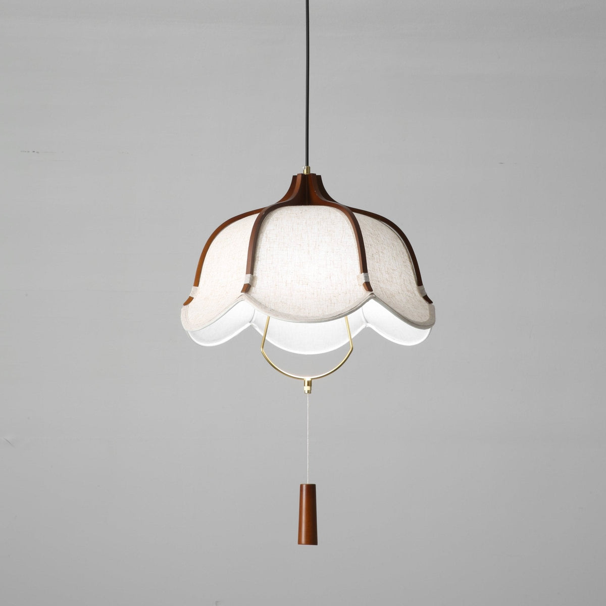 Lámpara colgante de tela y madera Floriela sobre una mesa de comedor – imagen 11