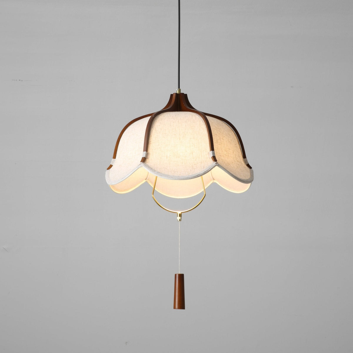 Lámpara colgante de tela y madera Floriela sobre una mesa de comedor – imagen 12