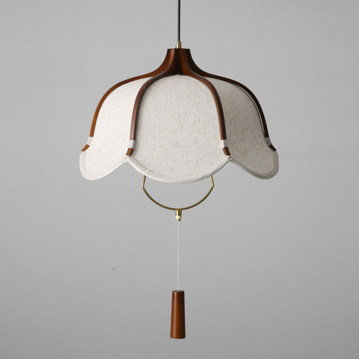 Lámpara colgante de tela y madera Floriela sobre una mesa de comedor – imagen 13