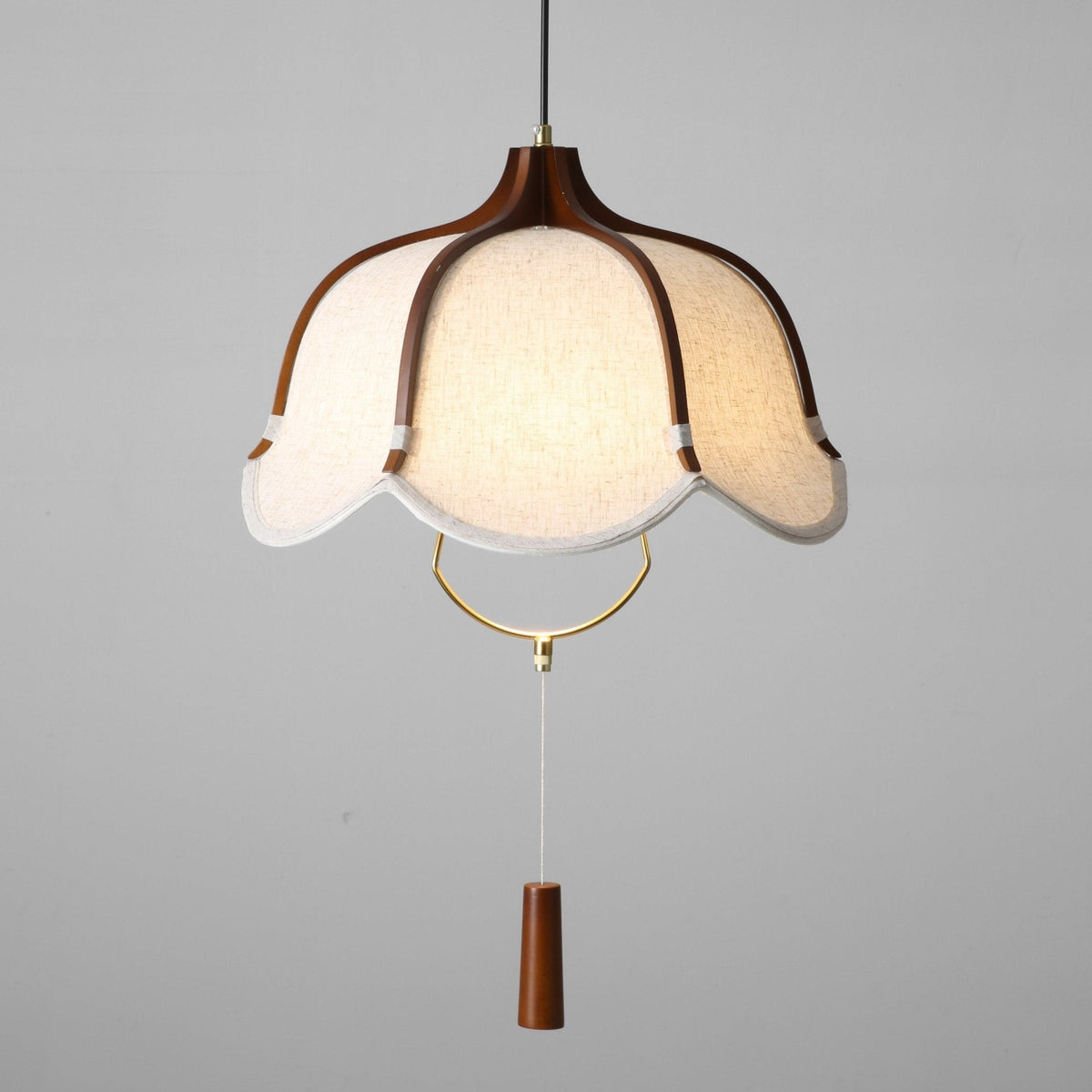 Lámpara colgante de tela y madera Floriela sobre una mesa de comedor – imagen 14