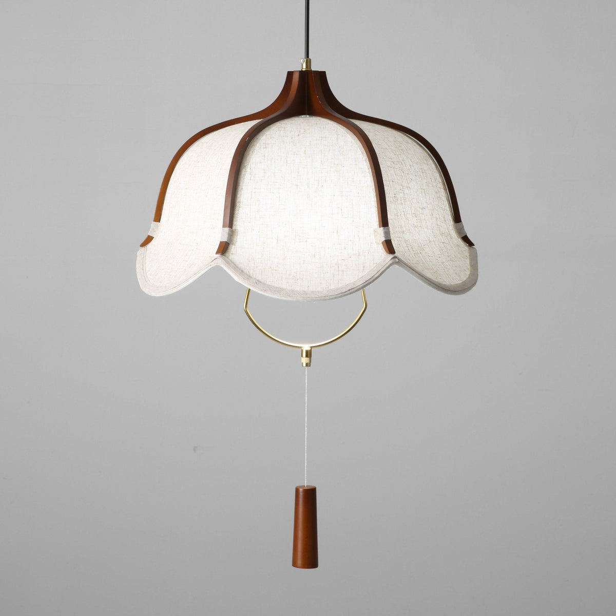Lámpara colgante de tela y madera Floriela sobre una mesa de comedor – imagen 15