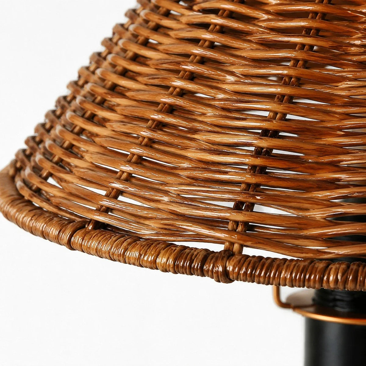 Lámpara de mesa de cerámica y mimbre Rattana – detalle del mimbre trenzado