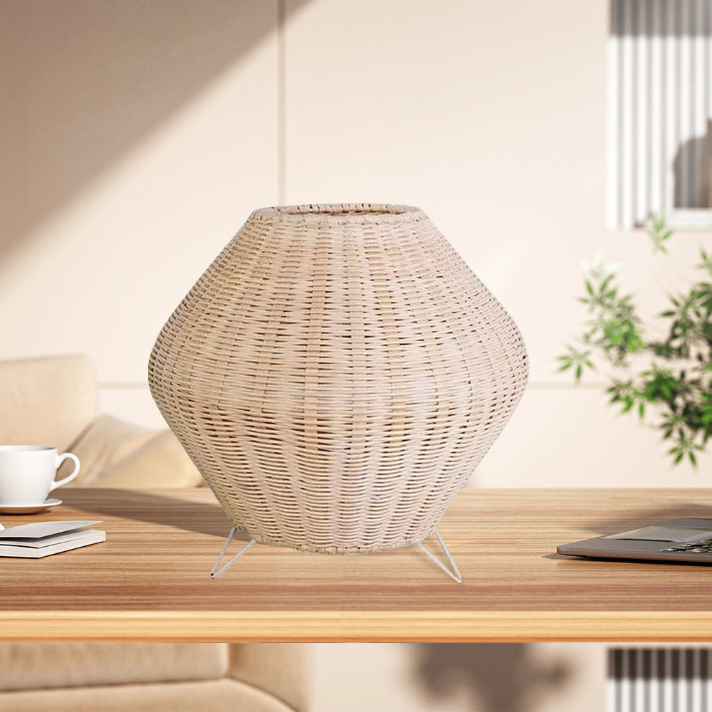 Lámpara de mesa de ratán Nidora en un dormitorio de estilo natural – imagen 8