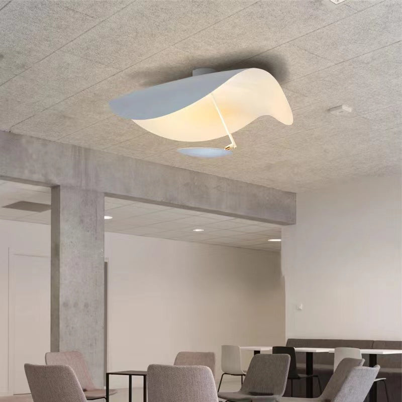 Lámpara colgante en forma de hoja Lotena sobre una mesa de comedor – imagen 8