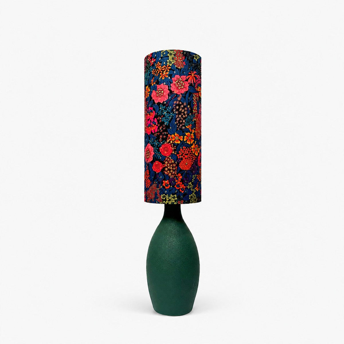 Lámpara de mesa de cerámica Zinara – con pantalla de flores rojas sobre azul marino
