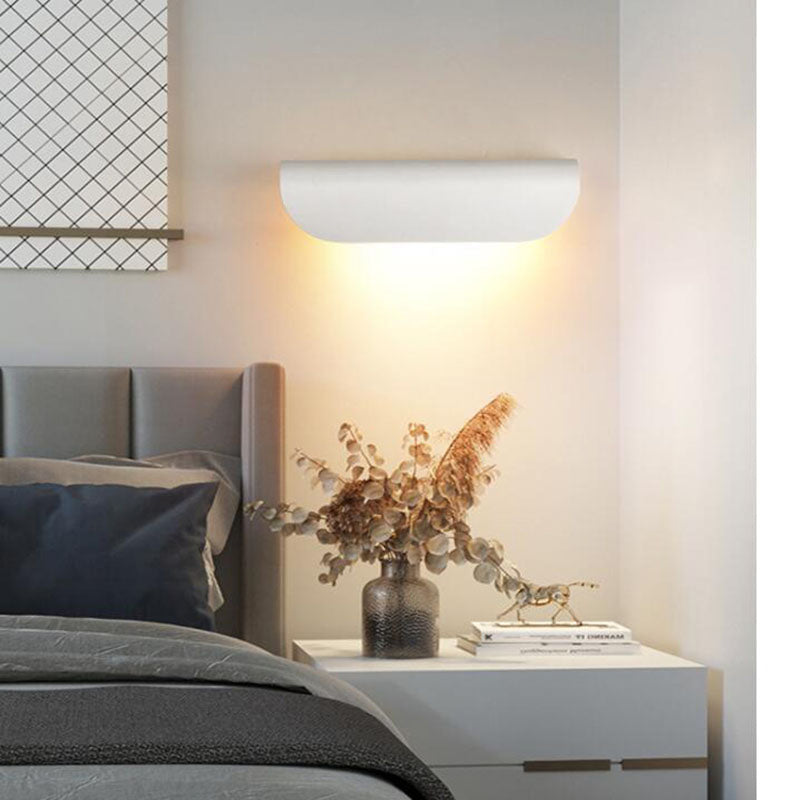 Aplique de pared exterior Ilsura – blanco sobre una mesita de noche