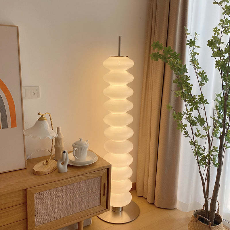 Lámpara de pie LED de cristal opal Sartela en un salón cálido – imagen 2