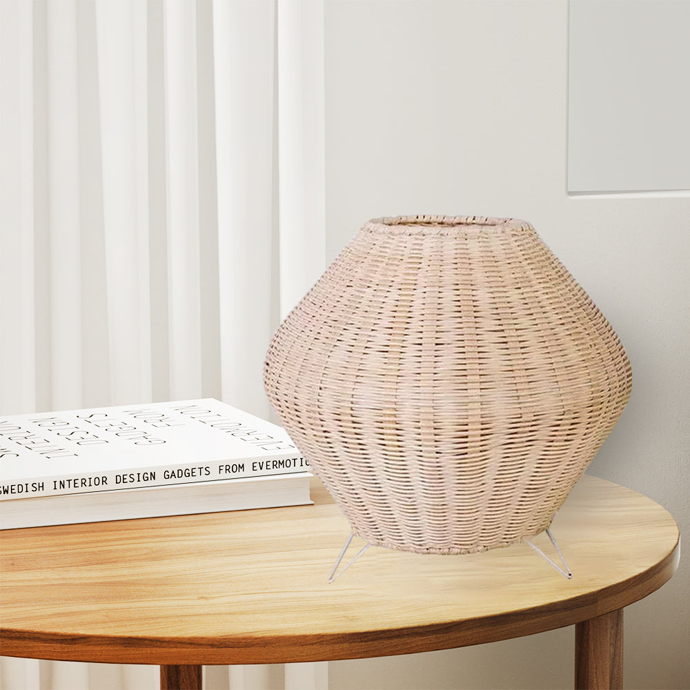 Lámpara de mesa de ratán Nidora en un dormitorio de estilo natural – imagen 7