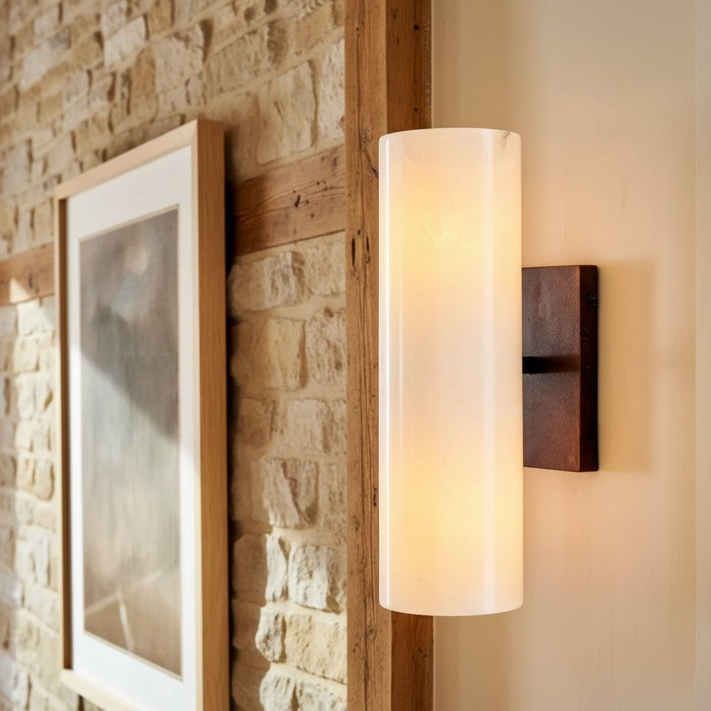 Aplique de pared cilíndrico Albasta en un pasillo acogedor – imagen 9